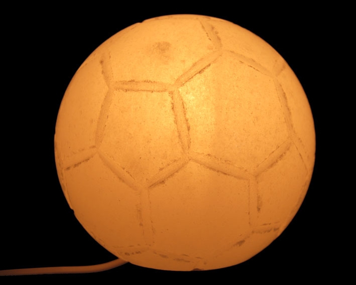 Lampe à sel football blanche avec socle en bois et