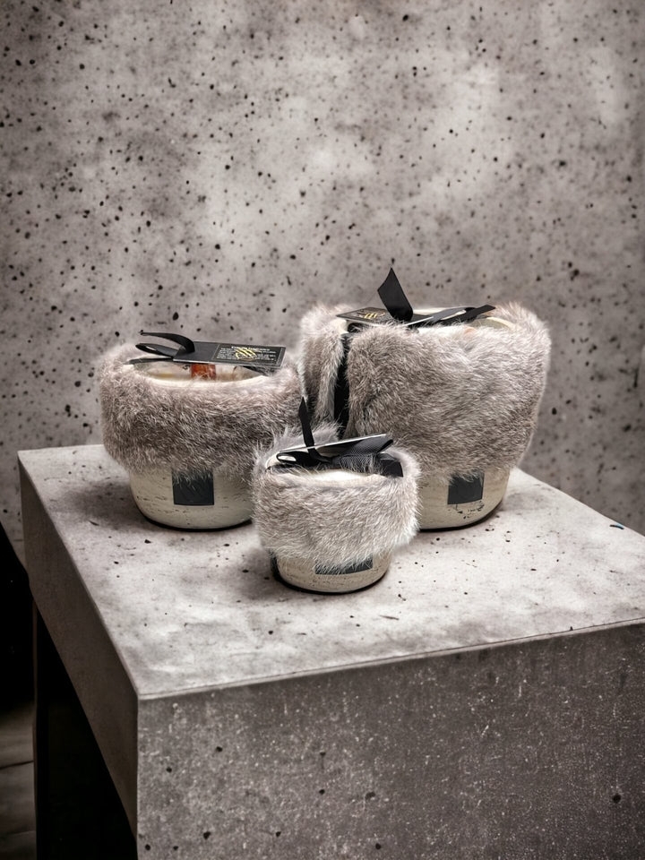 Oscar Luxury Kerze S hellgrau mit Kaninchenfell grau